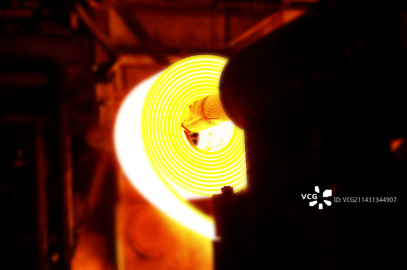 钢铁厂轧制热钢图片素材