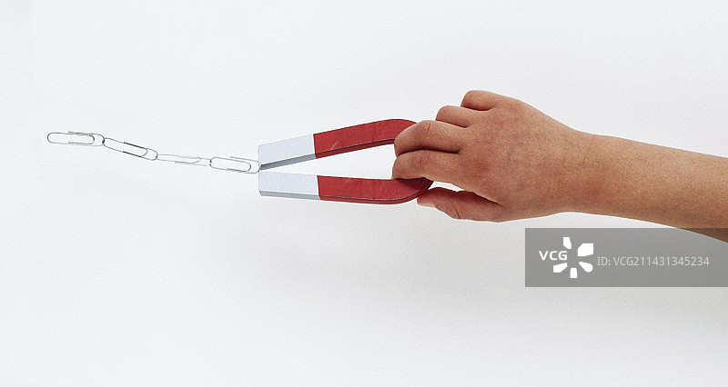 手持马蹄形磁铁图片素材