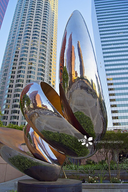 扭曲的反射图片素材