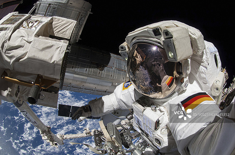 国际空间站太空行走宇航员照片图片素材