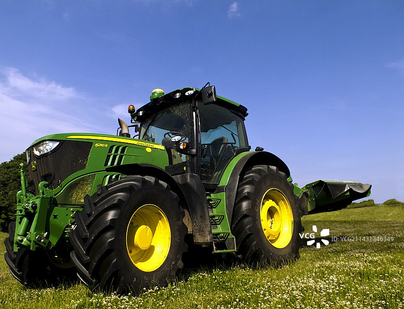 约翰迪尔6210R拖拉机图片素材