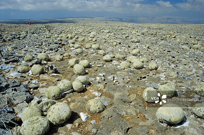 石灰岩高原上的晶洞图片素材