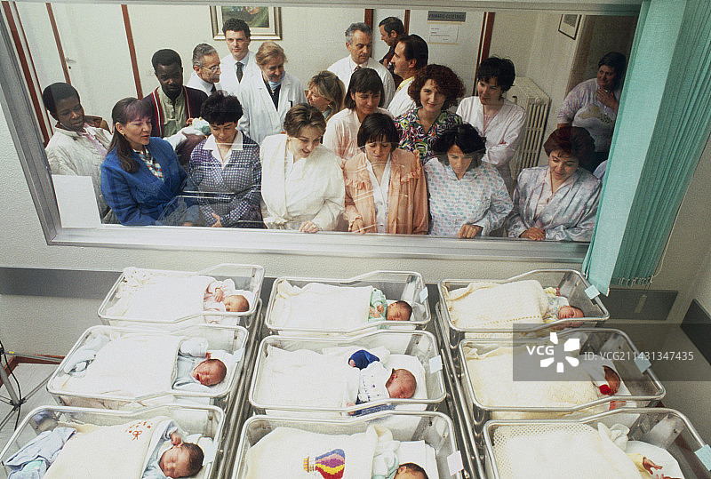 护士在医院育婴室照料新生婴儿图片素材