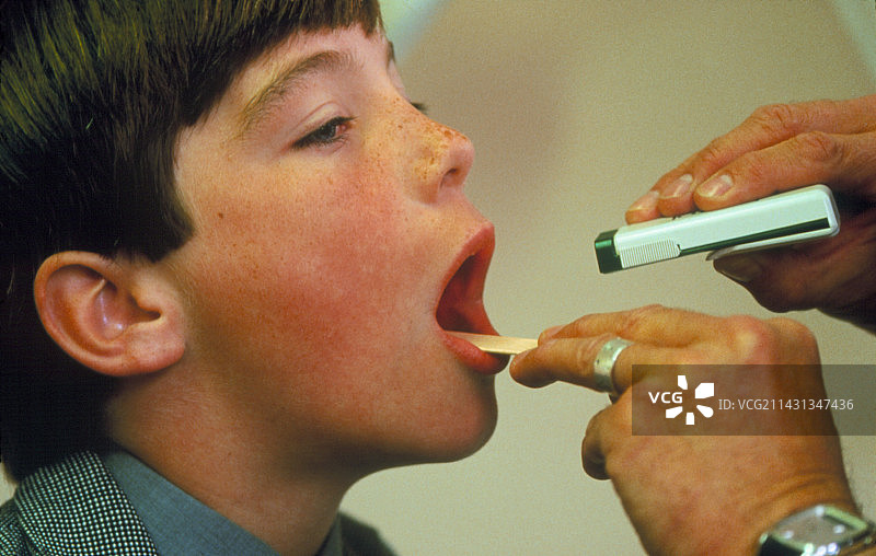 医生检查小男孩的喉咙图片素材