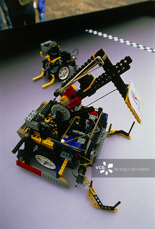 乐高机器人在机器人排球比赛中图片素材