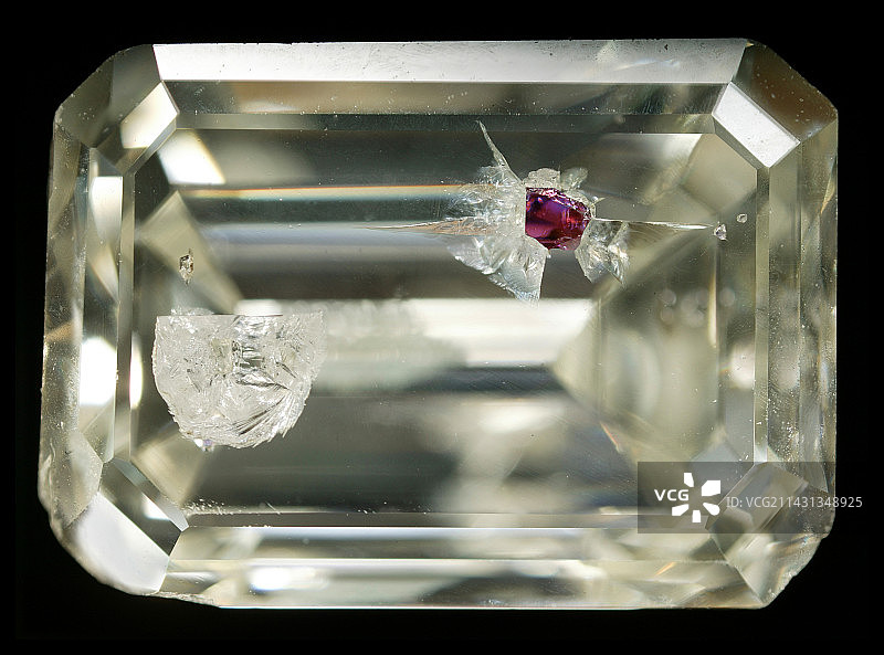 含石榴石内含物的钻石图片素材
