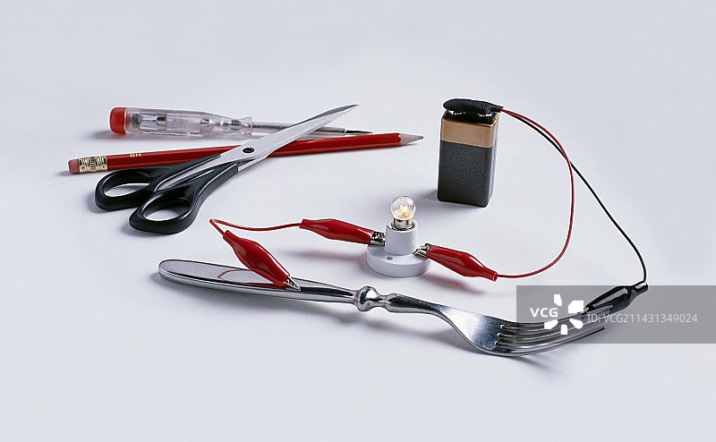 使用电池和电线创建的电路图片素材