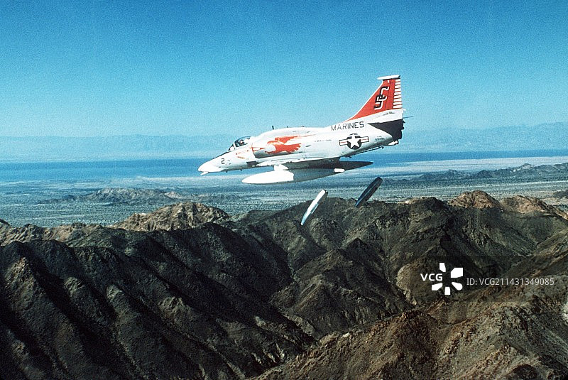 A-4M天鹰战机投放凝固汽油弹图片素材