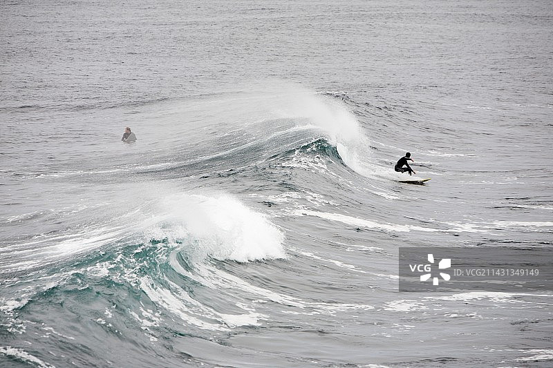在英国奥克尼群岛斯卡拉布雷附近的冲浪者图片素材