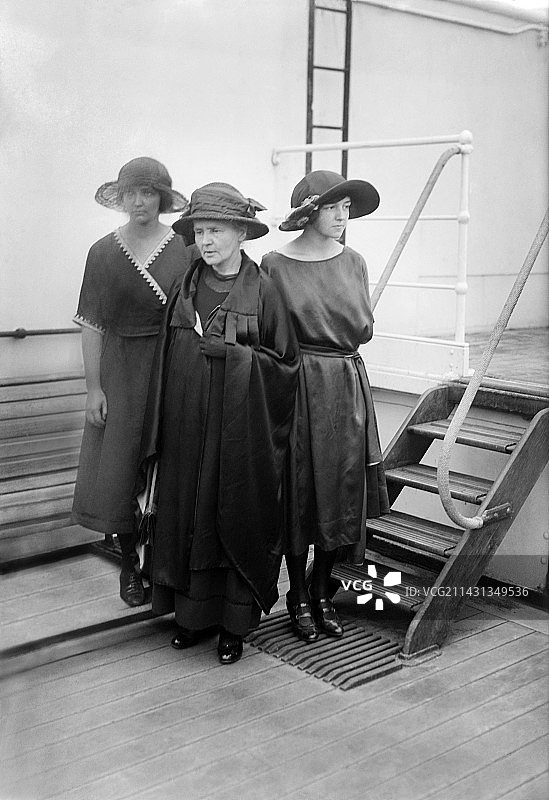 玛丽·居里和她的女儿们图片素材