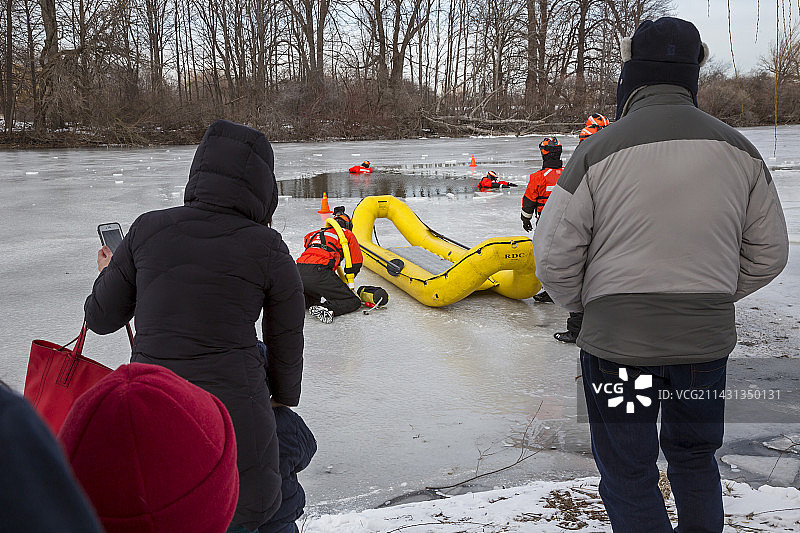 冰上救援演示图片素材