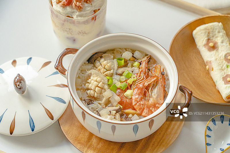 鲍鱼虾菌菇海鲜粥坚果冰激凌厚蛋烧套餐图片素材