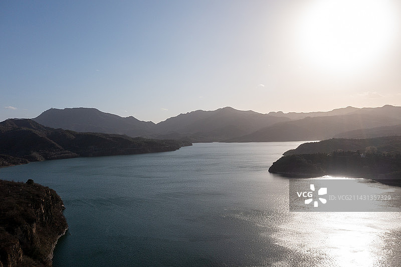 山中河流和湖水的高角度景观图片素材