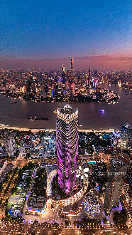 绽放的白玉兰-上海白玉兰广场对望陆家嘴日落图片素材