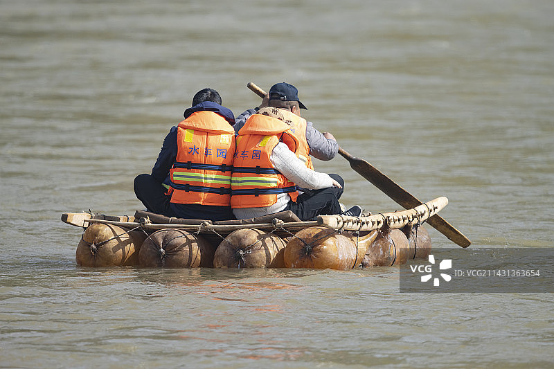 黄河上漂流的羊皮筏子图片素材