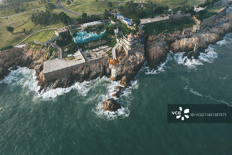 航拍视角下的海岛灯塔海岸线图片素材