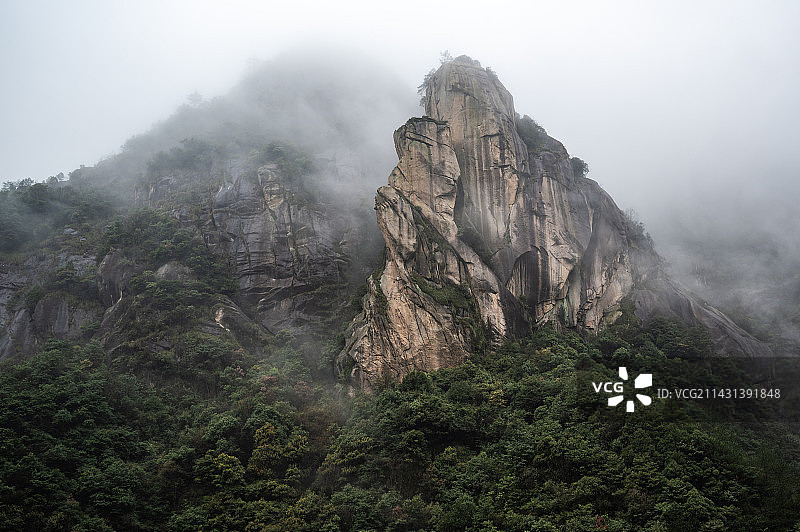 绩溪徽行古道云雾缭绕的山图片素材