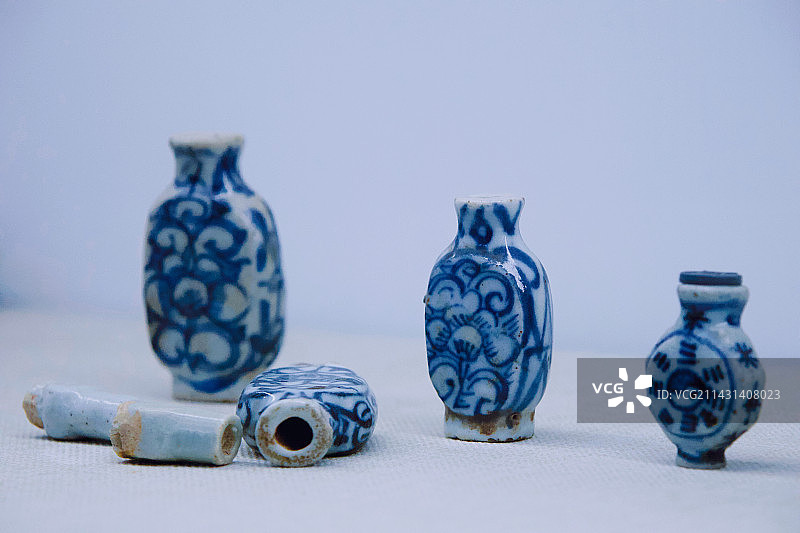 白色背景下桌子上罐子的特写镜头图片素材