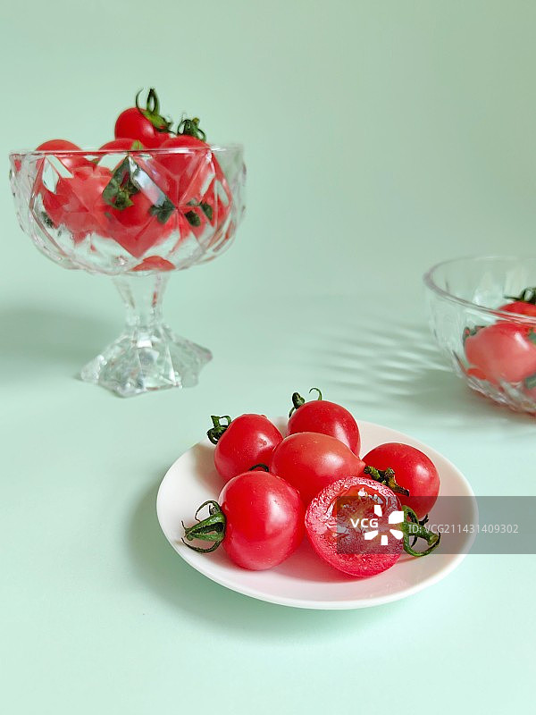 绿色背景下的番茄图片素材