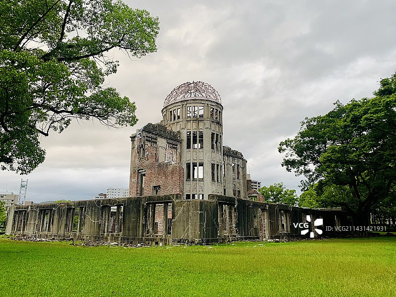 阴天背景下的历史建筑俯视图图片素材