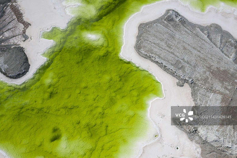 航拍高视角黄绿色大柴旦盐湖翡翠湖图片素材