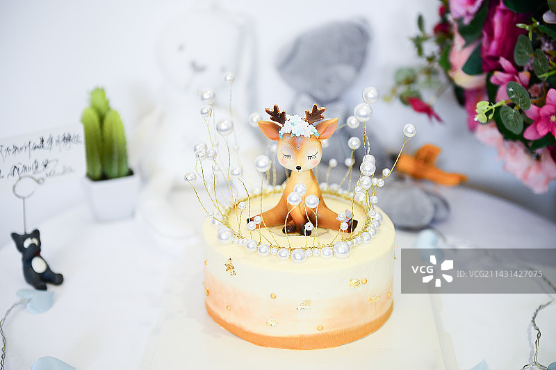 黄色系皇冠小鹿蛋糕图片素材