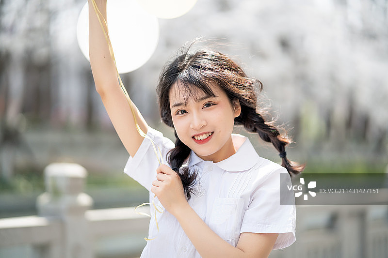 珍珠河边樱花树下的少女图片素材