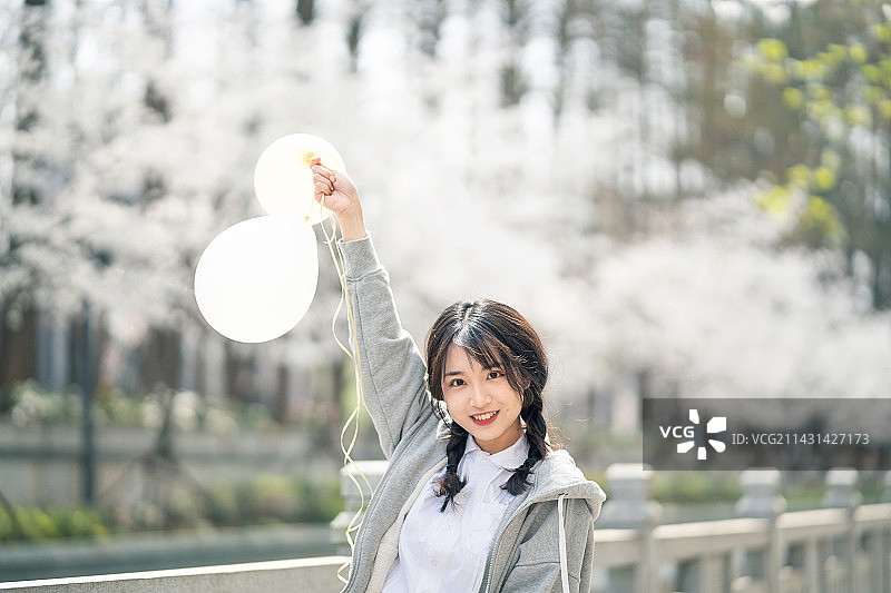 珍珠河边樱花树下的少女图片素材