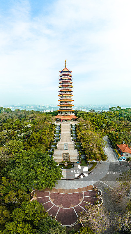 中国广东省江门市江海区白水带森林公园龙光塔图片素材