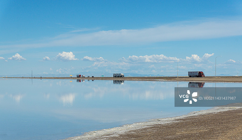 美国犹他州波恩维尔盐滩边卡车行驶在高数公路上图片素材