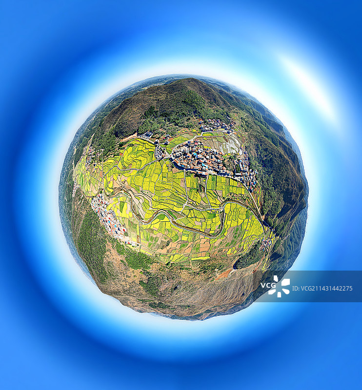 航拍咸宁咸安区大幕乡东源村大面积油菜花海图片素材