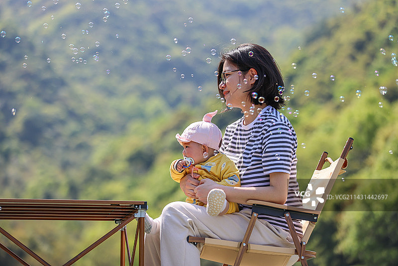 母女俩坐在户外的椅子上图片素材