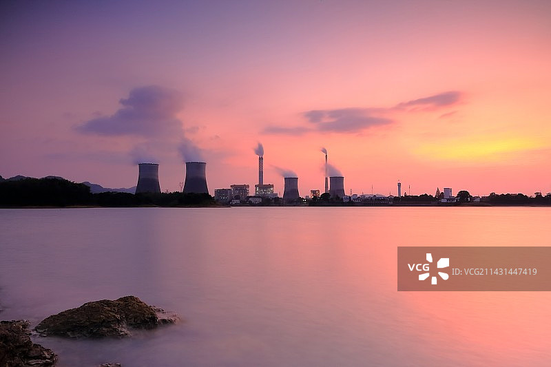 日落时的陆水湖岸边建筑对天景观图片素材