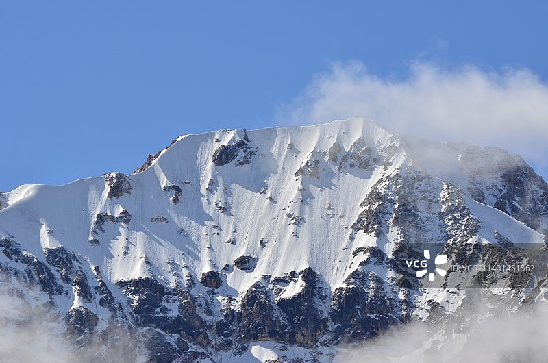 白雪皑皑的山峰仰天俯瞰图片素材