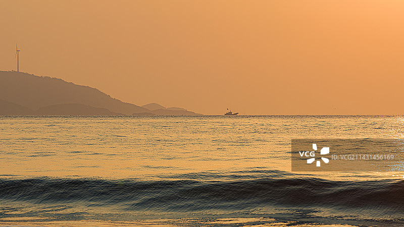 朝阳下的海平面图片素材