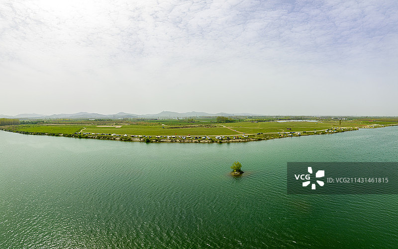 航拍襄阳汉江户外露营地春天全景自然风光图片素材