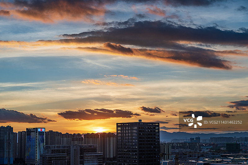 云南昆明官渡区螺狮湾夕阳日落炫丽的城市风光图片素材