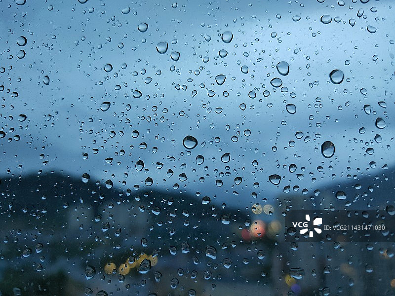 阴雨天的窗口水珠图片素材