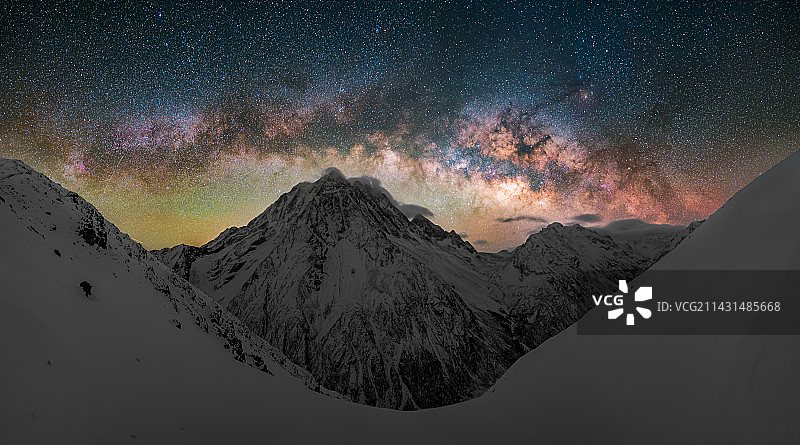 四川省阿坝藏族羌族自治州塔公镇雅拉雪山上银河拱桥图片素材