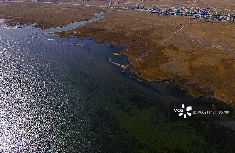 青海黑马河乡青海湖水岸线航拍自然风光图片素材
