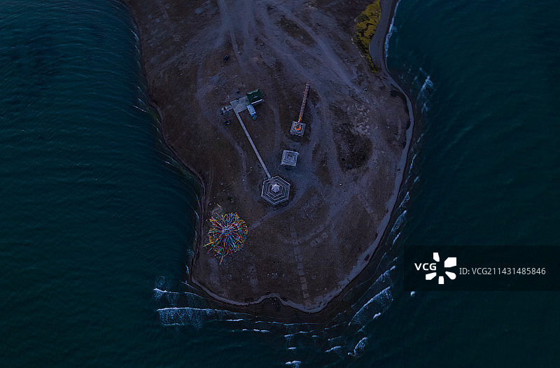 青海黑马河乡青海湖水岸线航拍风光图片素材