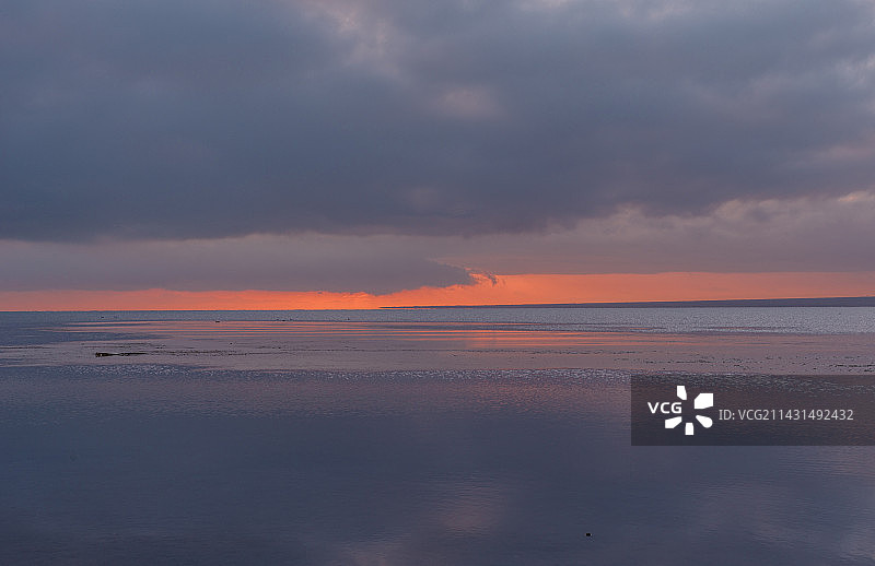 青海黑马河乡青海湖日出朝阳早霞云彩图片素材