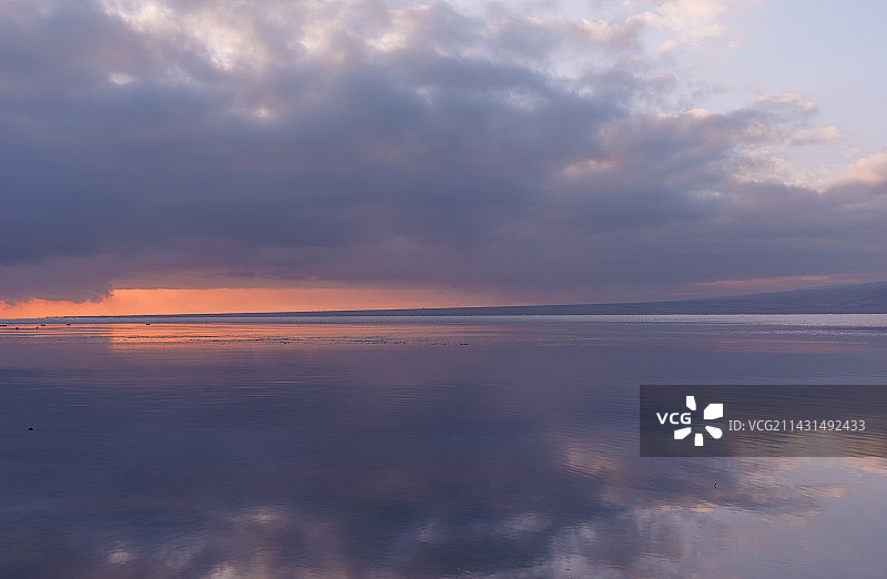 青海黑马河乡青海湖日出朝阳早霞云彩图片素材