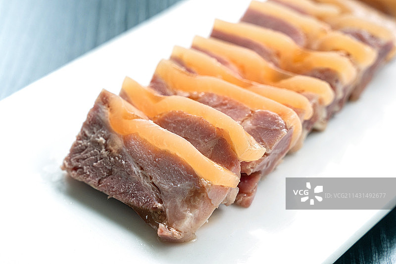 放在盘子里的肴肉图片素材
