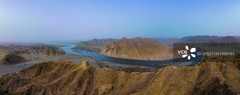 俯视黑河的烽火台图片素材