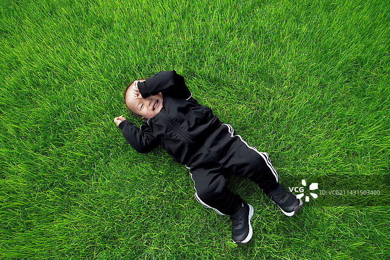 躺在草地上得一岁婴儿图片素材