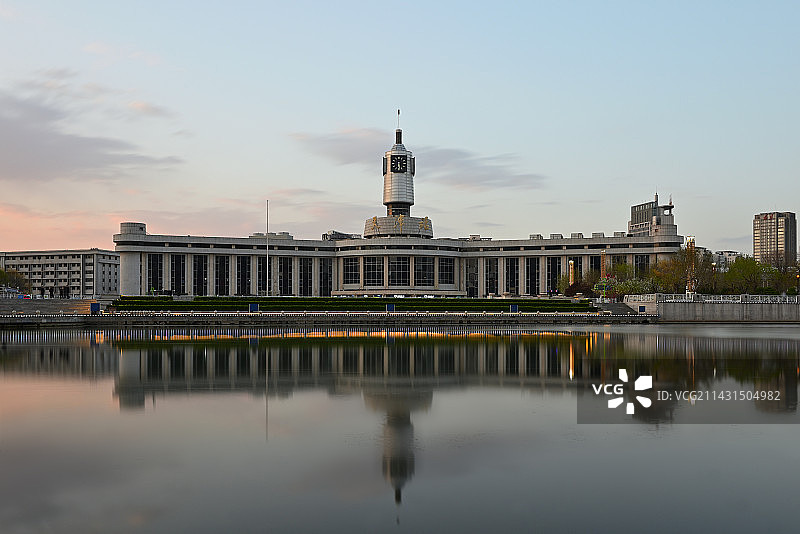 天津海河天津站黄昏时分正面平视角全景风光图片素材