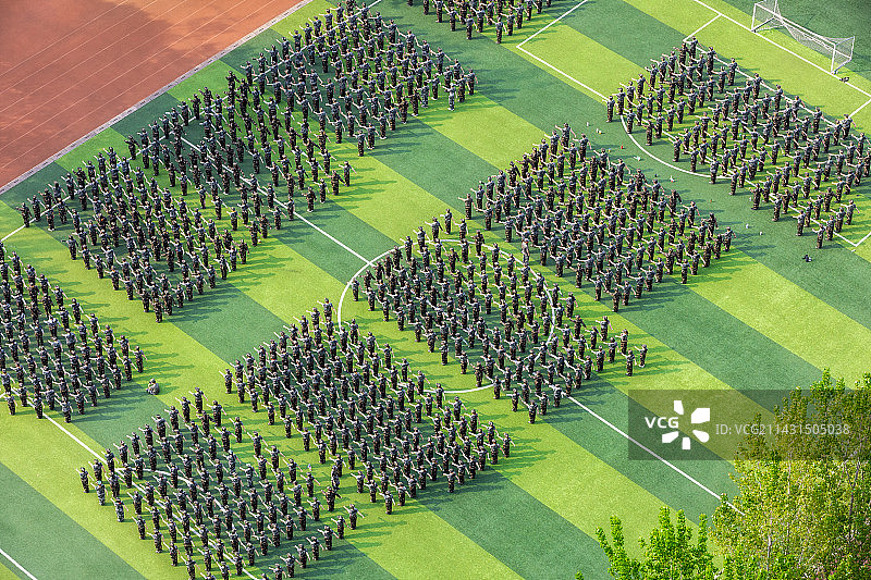 操场上军训的学生图片素材