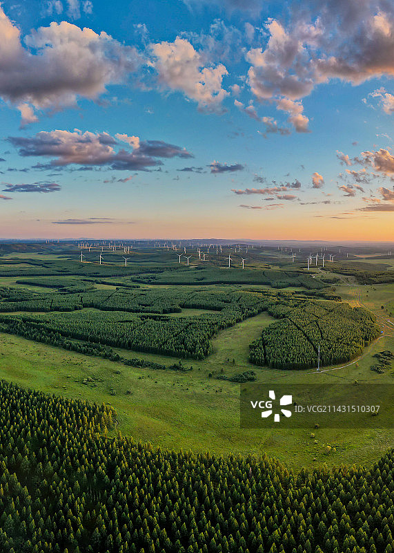 日落下的草原森林与风车图片素材