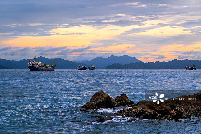 深圳大鹏海洋海边礁石巡游船只图片素材